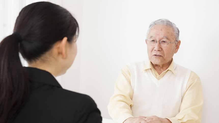 民間の紹介センターに相談する老人