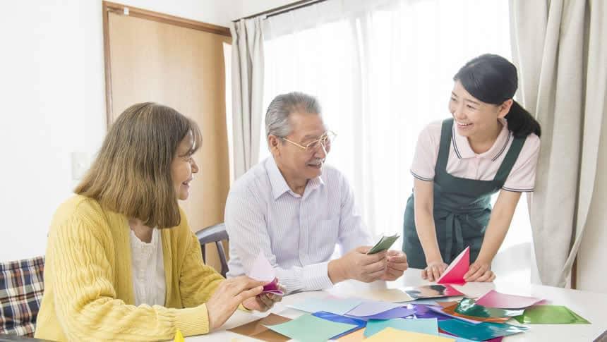 レクリエーションをする介護士と利用者