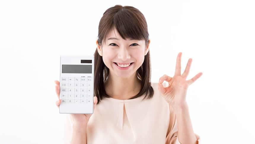 電卓を持つ女性