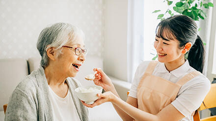 食事介助をする介護職