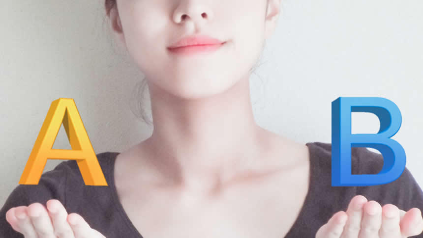 AとBを比べる女性