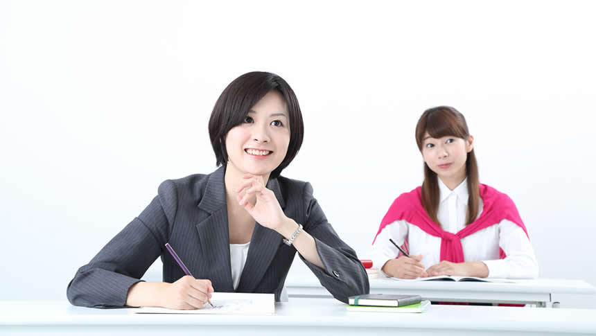 勉強中の二人の女性