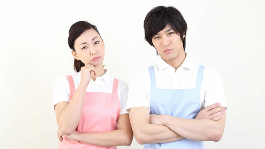 悩む男女の介護職員