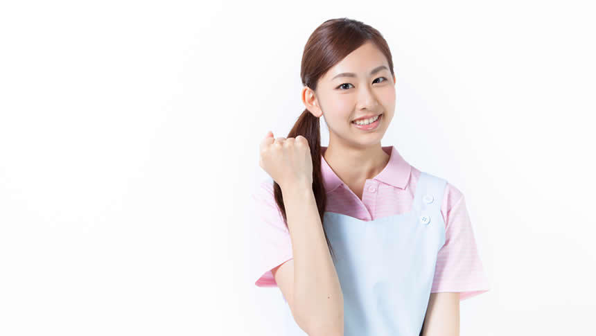 ガッツポーズの女性介護職員