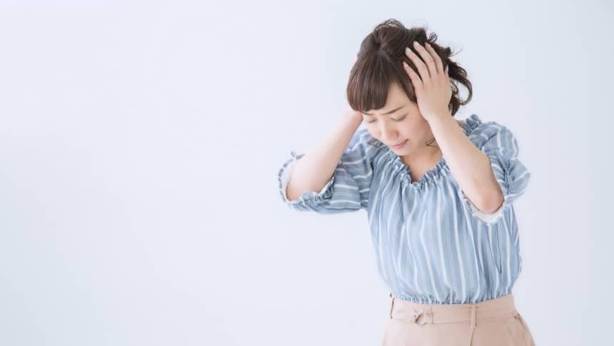 頭を抱える女性