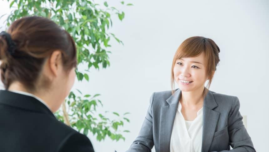 面談中の女性