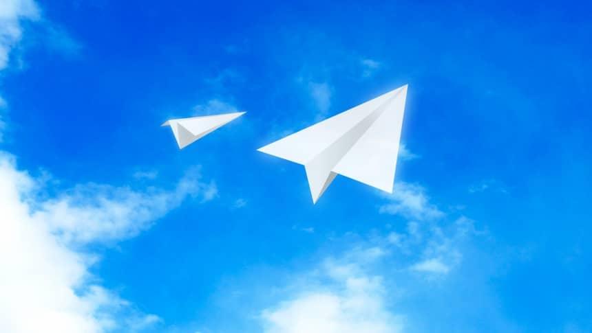 青空と紙飛行機