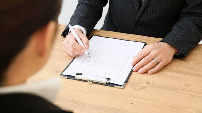 バインダーに記入する男性