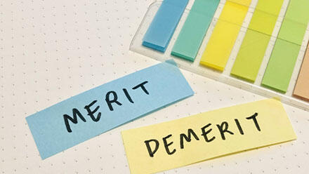 「MERIT」「DEMERIT」と書かれた付箋