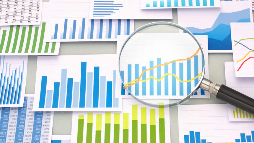 様々なデータの資料と虫眼鏡