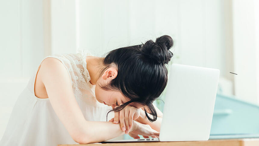 うなだれる女性