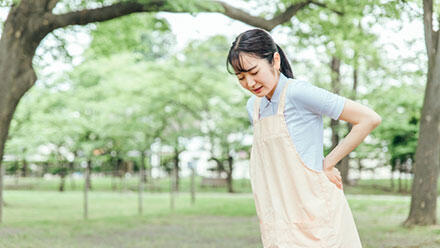 腰痛に悩む介護職