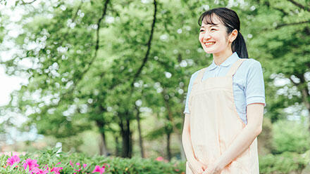 エプロン姿の笑顔の女性