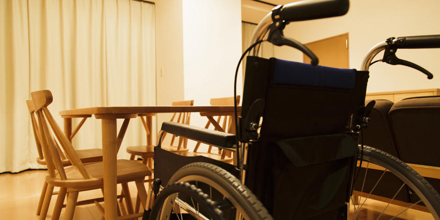 介護現場で働く人に夜勤は必須なのか?