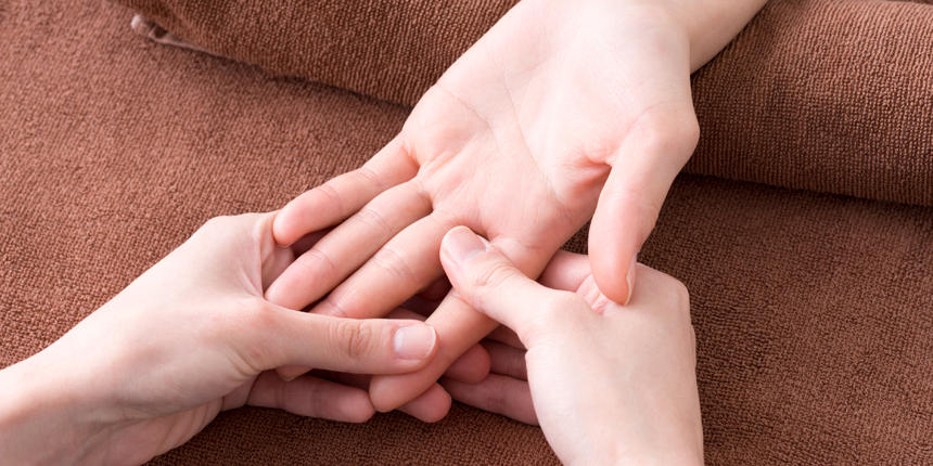 高齢者がよく経験するしびれの原因とは?